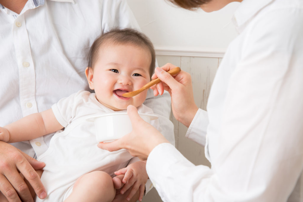 いつからいつまで？離乳食を始める時期の見極めのポイントと進め方 | 子育て育児のお役立ち情報サイト|ママのためのMaMarché