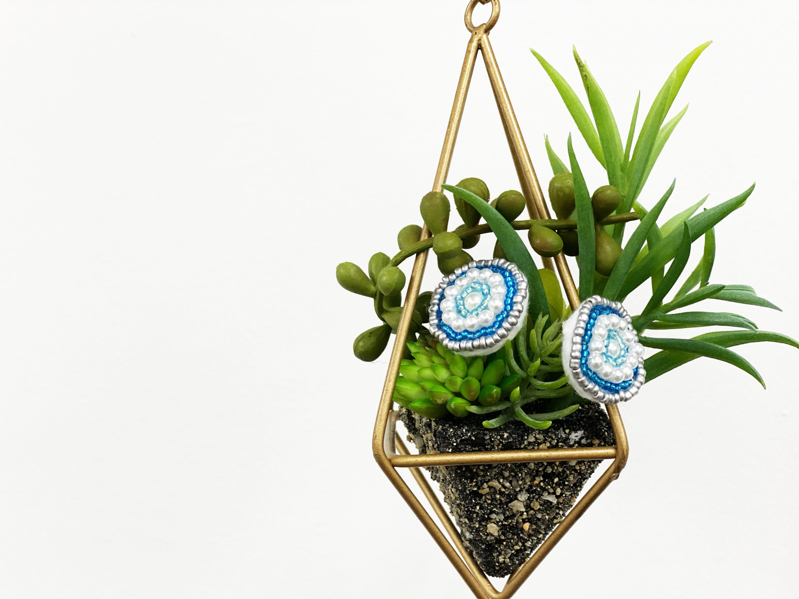 簡単なのに凝って見えるビーズモチーフ ビーズ刺繍ピアスの作り方 Mamarche