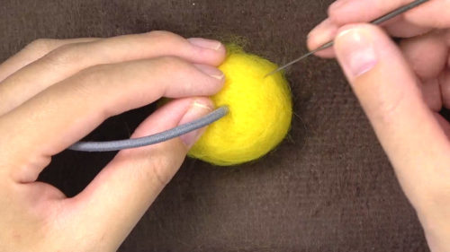 羊毛フェルトボールヘアゴムの作り方。見た目も作り方もシンプル 