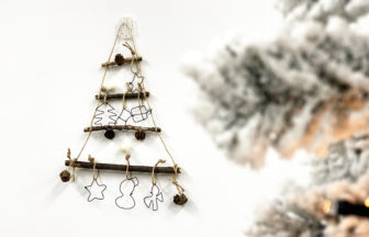 オーナメントはお子さん任せ♪枝で作る簡単な壁掛けクリスマスツリーの作り方