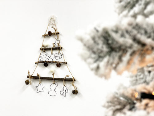 オーナメントはお子さん任せ♪枝で作る簡単な壁掛けクリスマスツリーの作り方