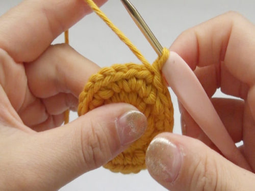 ４段目のはじめに立ち上がりのくさり編みを一目編みます。
