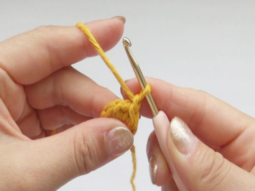 ２段目の編み始まりに立ち上がりのくさり編みを一目編みます。