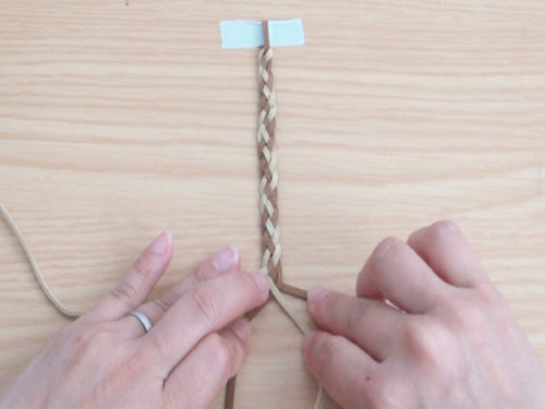 四つ編みで作る 簡単なのに凝って見える革紐ブレスレットの作り方 Mamarche
