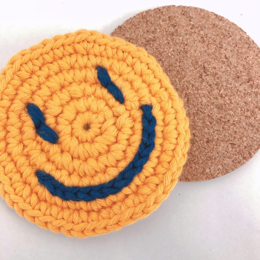 子どもも喜ぶ １００均の毛糸で作るニコちゃんコースターの編み方 作り方 Mamarche