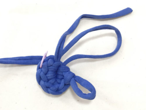二重に巻いた糸始まりの糸を引っ張って、輪の糸の動いた方を動かなくなるまで引っ張ります。