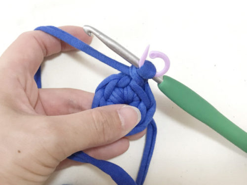 ２段目の編み始まりに立ち上がりのくさり編み一目を編みます。