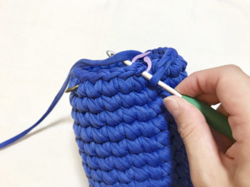 一周編めたら、最後に引き抜き編みをして、糸処理をします。