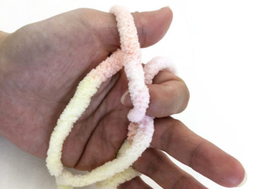 人差し指にかかっている毛糸を流した毛糸の下からすくい、すくった毛糸だけを人差し指にかけます。