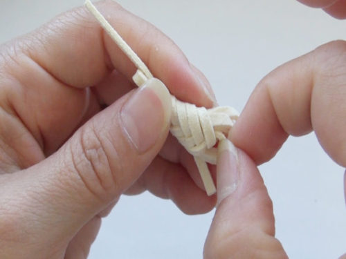 作り始めのしずくから順に紐を引き締めて、たるみが出ないよう整えます。
