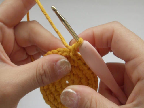 ５段目のはじめに立ち上がりのくさり編みを一目編みます。