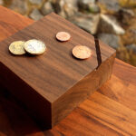 オブジェのように美しい木製の貯金箱「Coin Box」