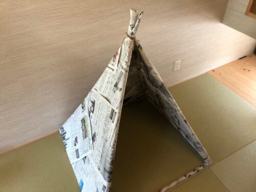 紙でテントも作れる 室内でできるいろいろな新聞遊びまとめ Mamarche