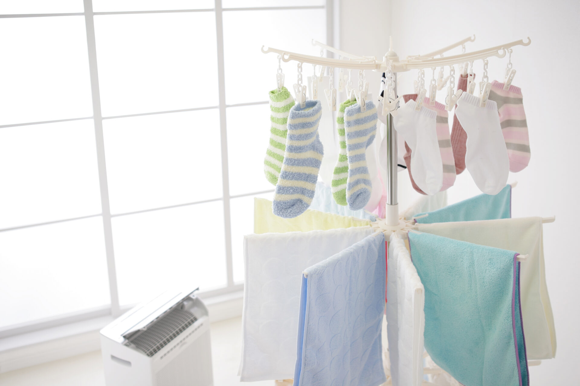 部屋干しのコツ。室内でも洗濯物を早く乾かすおすすめグッズ57選 子育て育児のお役立ち情報サイト|ママのためのMaMarché