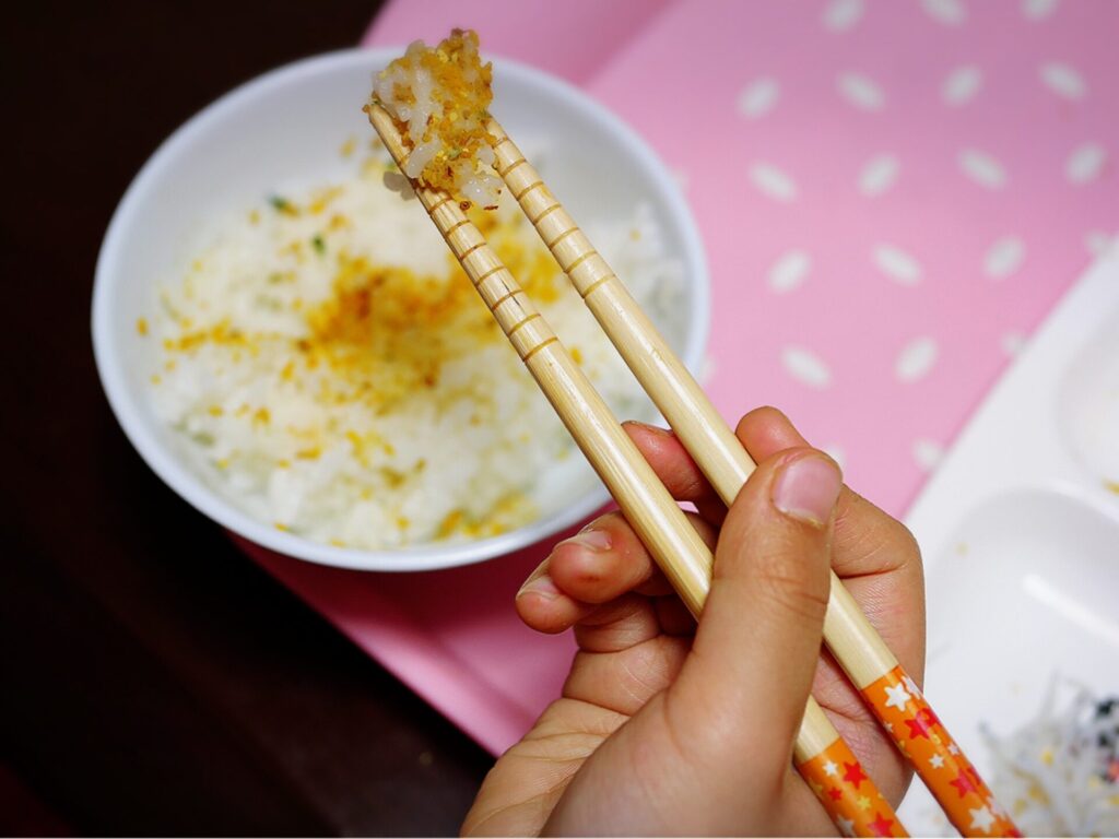 正しい箸の持ち方と子どもへの教え方。練習に役立つトレーニンググッズ | 子育て育児のお役立ち情報サイト|ママのためのMaMarché